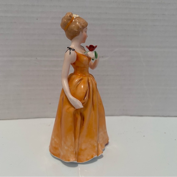 Maruri Masterpiece Beautiful Woman Figurine in yellow gown 5-1/4” tall - Picture 5 of 8